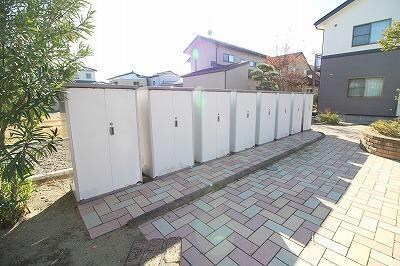 物件外観写真2　(各世帯にトランクルームついています)