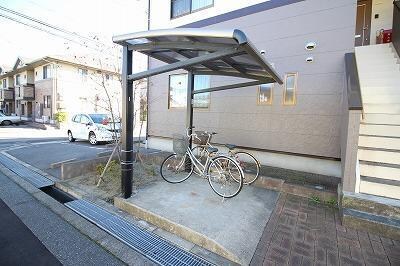 物件外観写真4　(敷地内に屋根付き駐輪場ございます)