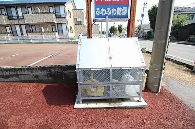 物件外観写真2　(敷地内に専用ゴミ捨て場ございます)