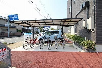 物件外観写真3　(屋根付き駐輪場ございます)