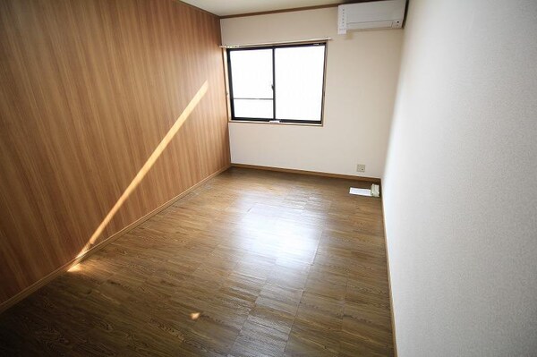 居室(※別部屋の参考写真です)