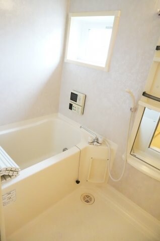 物件内観写真4　(同型別室の写真)