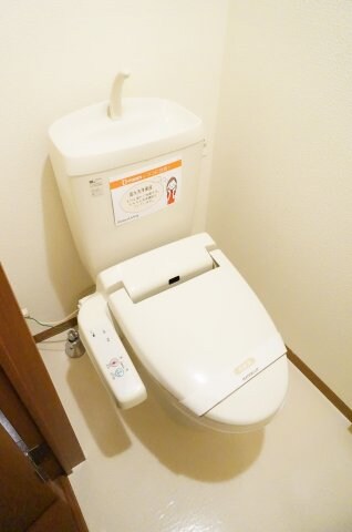 物件内観写真5　(同型別室の写真)