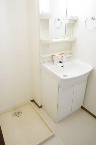 物件内観写真6　(同型別室の写真)