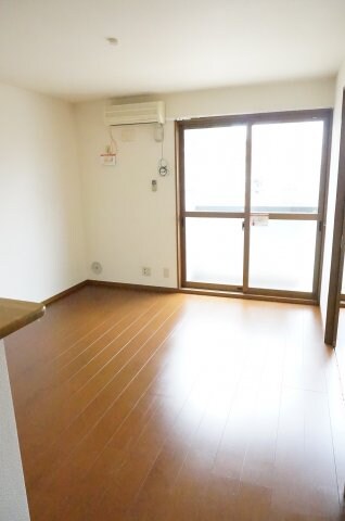 物件内観写真7　(同型別室の写真)