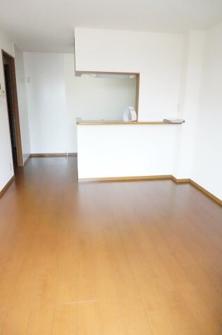 物件内観写真8　(同型別室の写真)