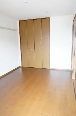 物件内観写真10　(同型別室の写真)