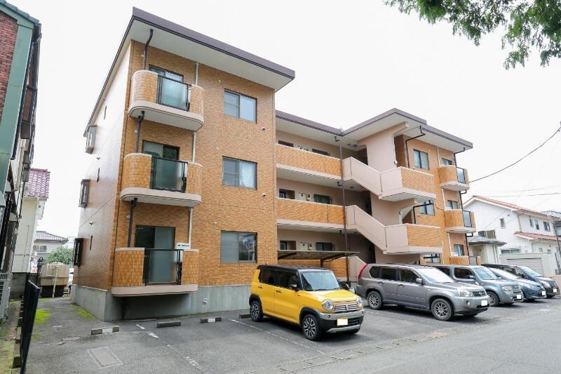 物件外観写真2　(建物外観　北側駐車場)