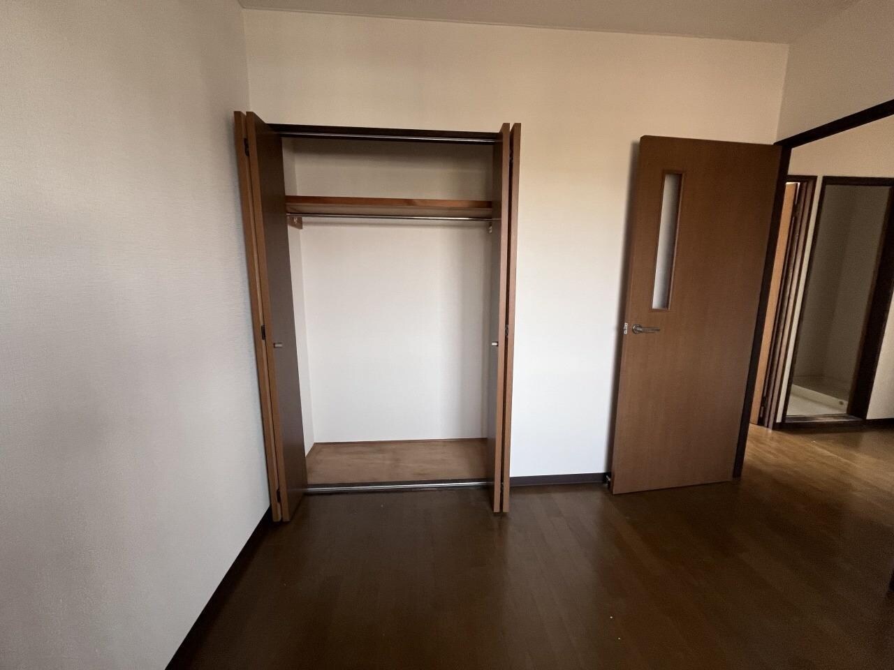 物件内観写真11　(5帖洋室収納)