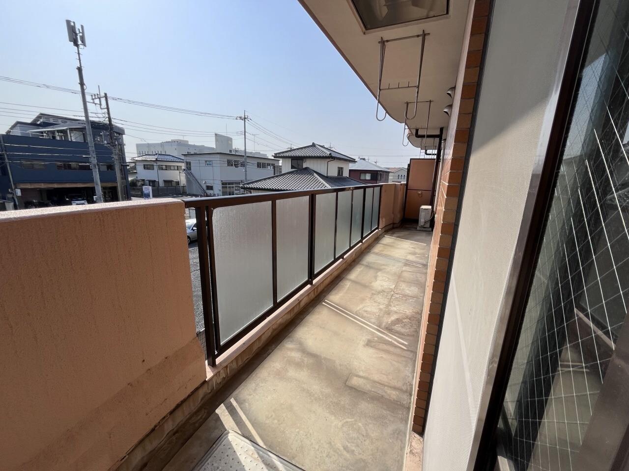 物件内観写真13　(幅広くて日当たりのよいバルコニー)