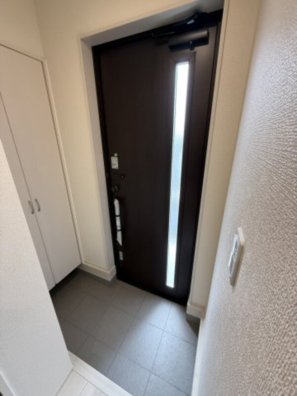 玄関(同メーカーの同間取りの別物件の写真となります。現況優先となり)
