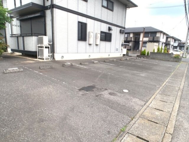 物件外観写真2　(駐車場)