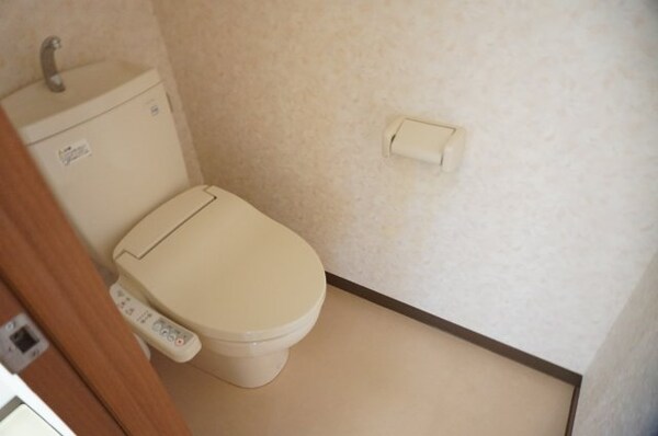 トイレ(別室（左右反転タイプ）の写真となります。)