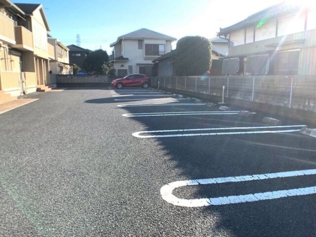 物件外観写真2　(駐車場)