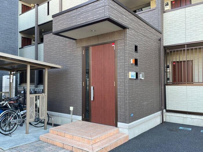 物件外観写真3　(エントランス（オートロックあり）)