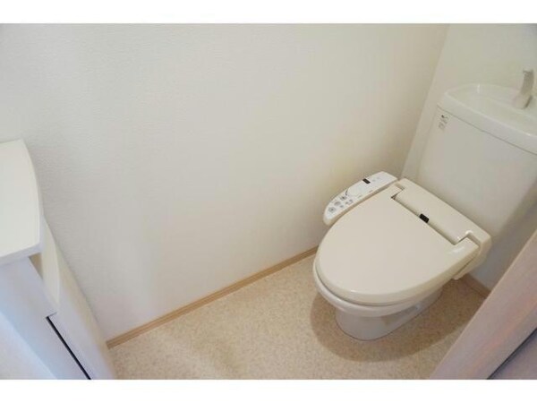トイレ(別室の同型タイプの写真になります。)