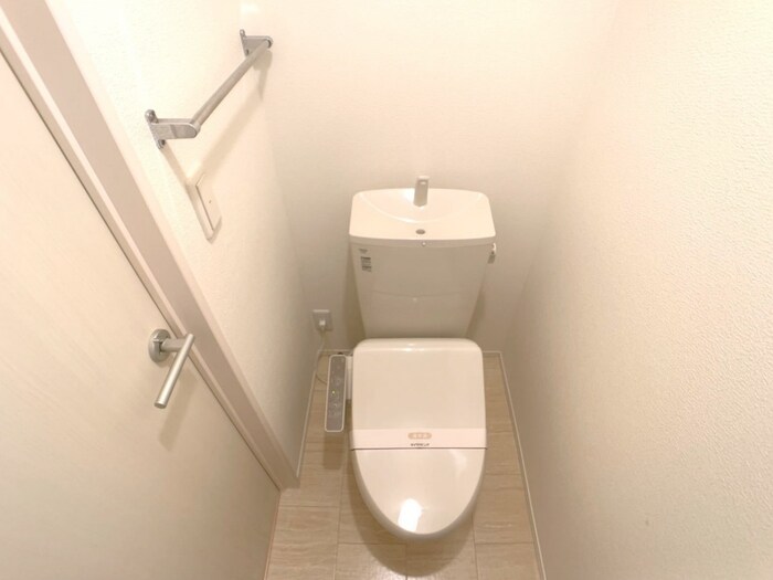 物件内観写真8　(温水洗浄暖房便座付きトイレ)