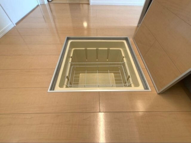 物件内観写真14　(床下収納庫)