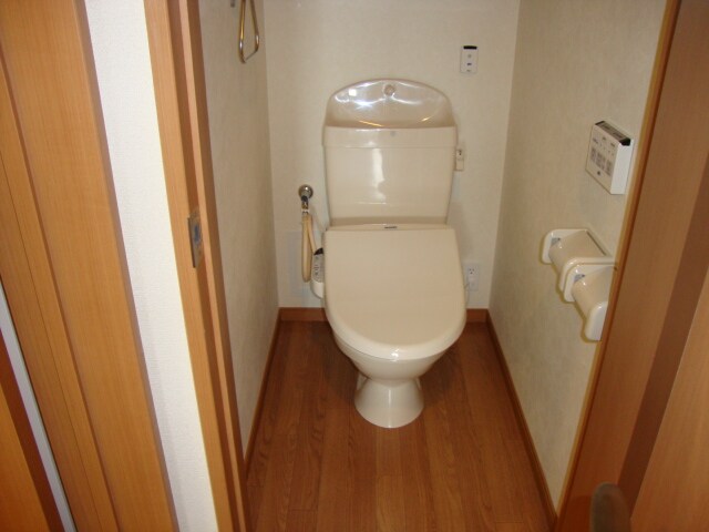 物件内観写真4　(シャワー付トイレ)