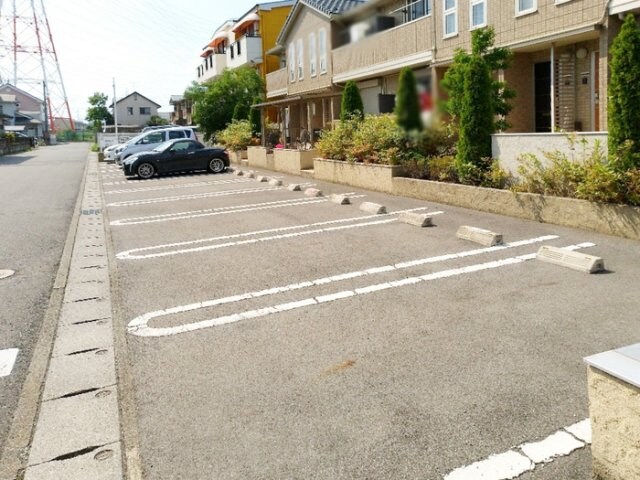 物件外観写真2　(駐車場)