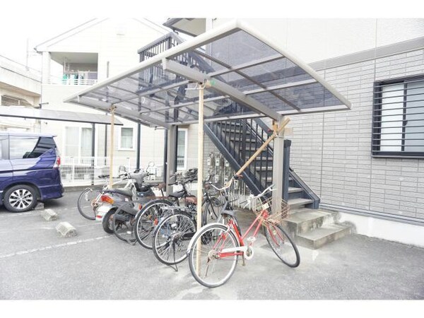 建物設備(駐輪場
同型別室の写真になります。)