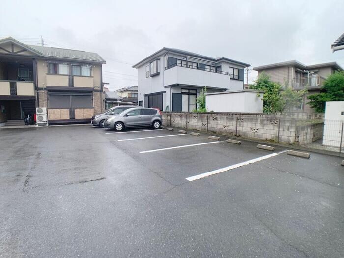 物件外観写真2　(駐車場)