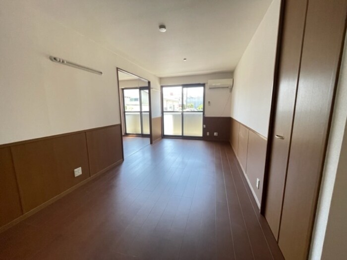 物件内観写真3　(南向きのリビング)