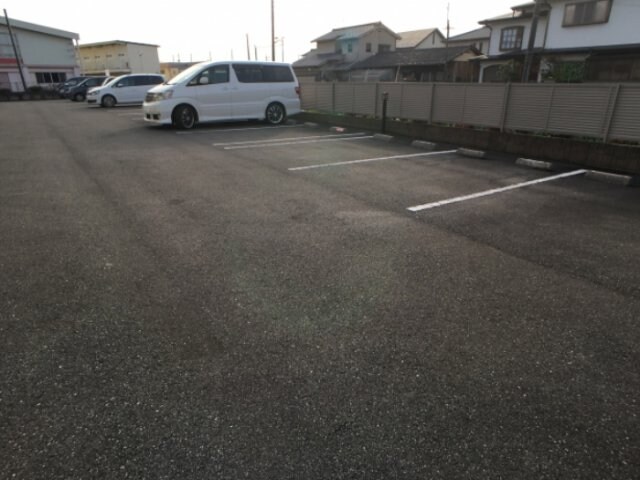 物件外観写真2　(駐車場)
