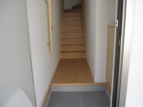 玄関(同建物別室の写真となります。)