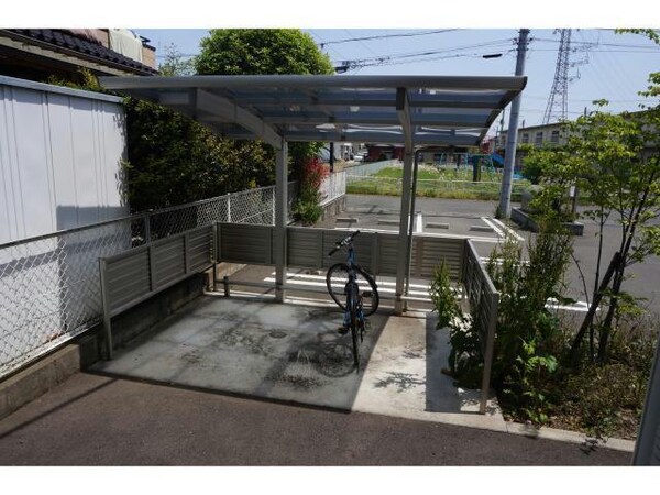 建物設備(駐輪場
同建物別室の写真となります。)