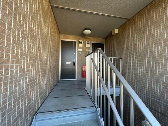 物件内観写真8　(共用階段)