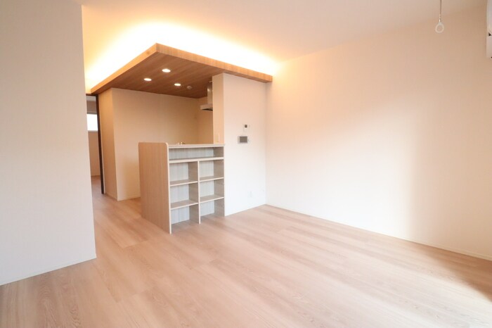 物件内観写真3　(間接照明のリビング)