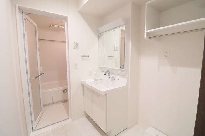 物件内観写真7　(三面鏡になる洗面台)