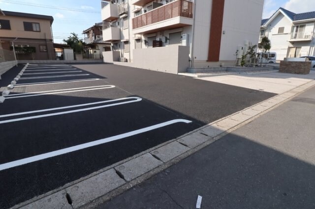 物件外観写真2　(駐車場)