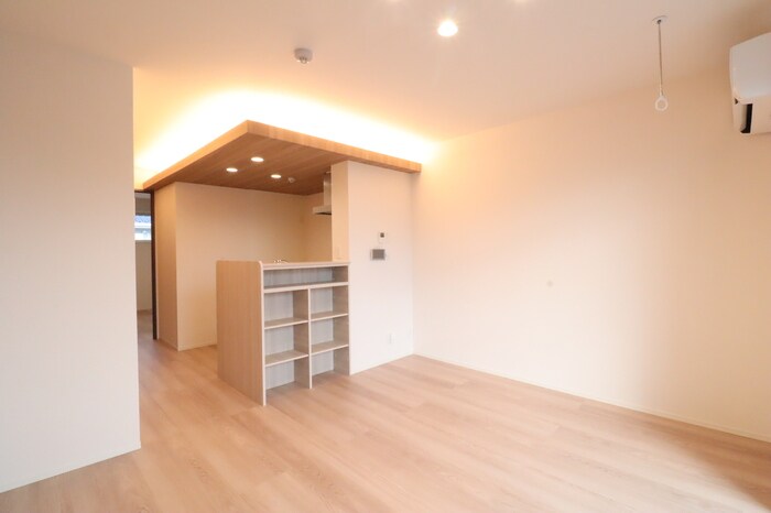 物件内観写真4　(間接照明のリビング)