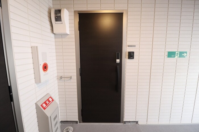 物件内観写真16　(玄関ドア付近)