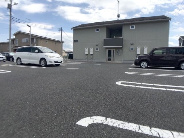 物件外観写真2　(駐車場)