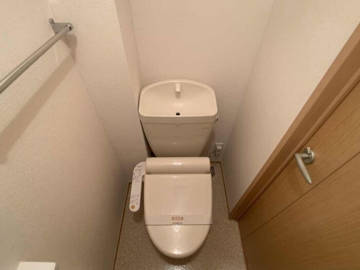 物件内観写真9　(トイレ 温水洗浄暖房便座付き)