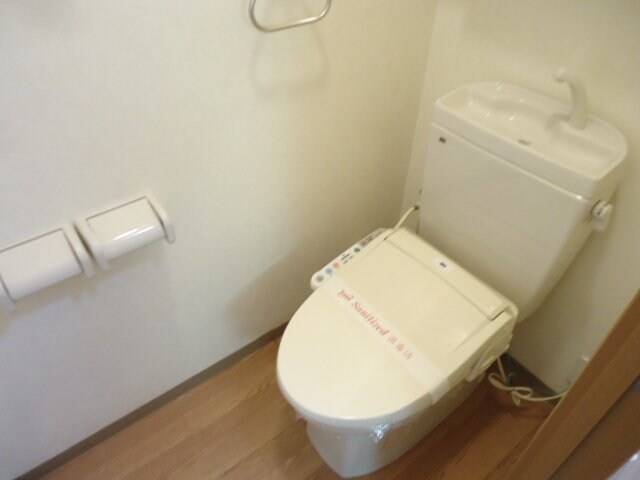 物件内観写真16　(シャワー付きトイレ)