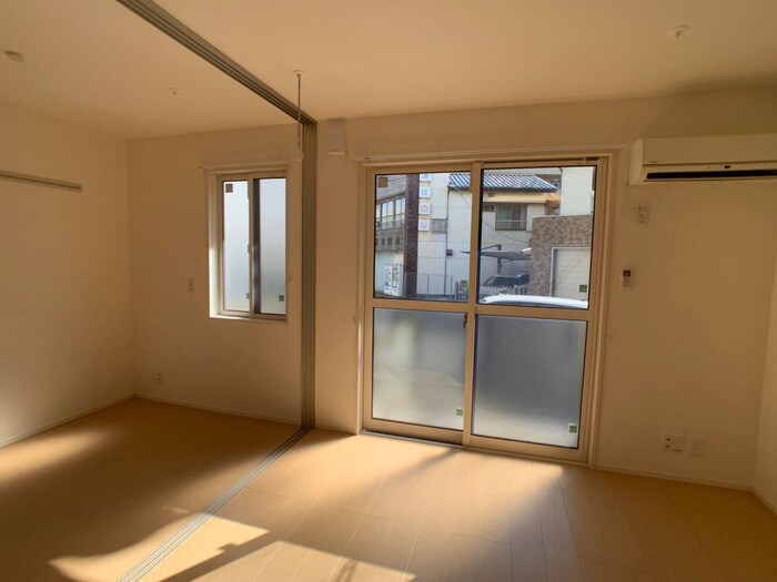 物件内観写真4　(居室・リビング)