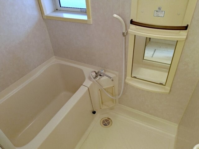 物件内観写真6　(窓付きバスルーム)