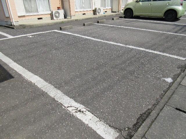 物件外観写真2　(駐車場)
