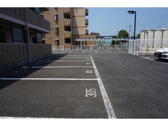 物件外観写真2　(駐車場)