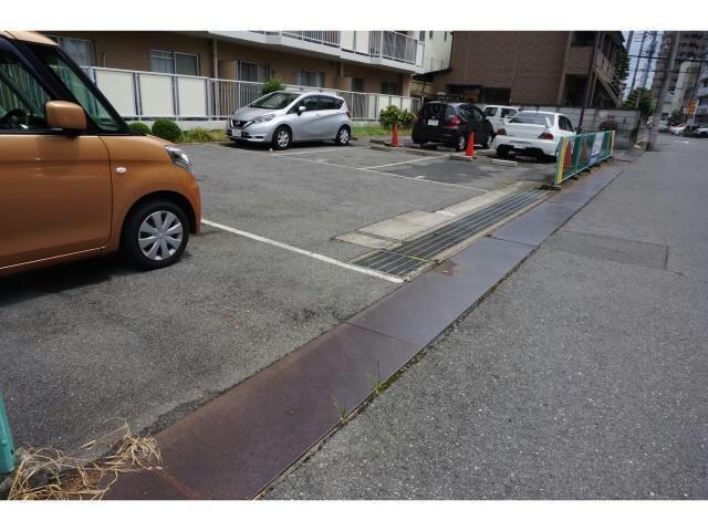 物件外観写真3　(駐車場)