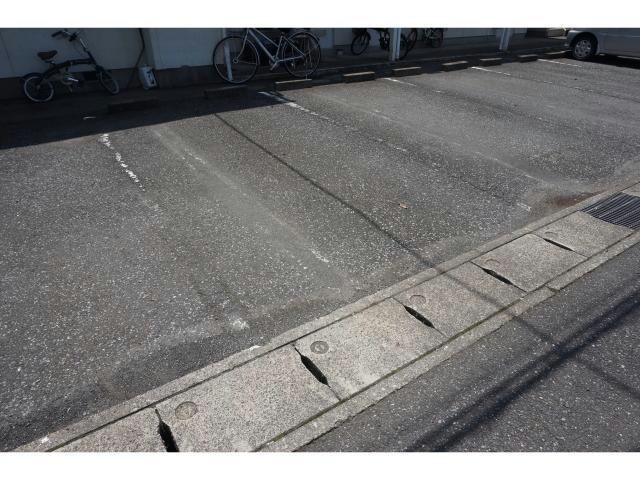 物件外観写真2　(駐車場)