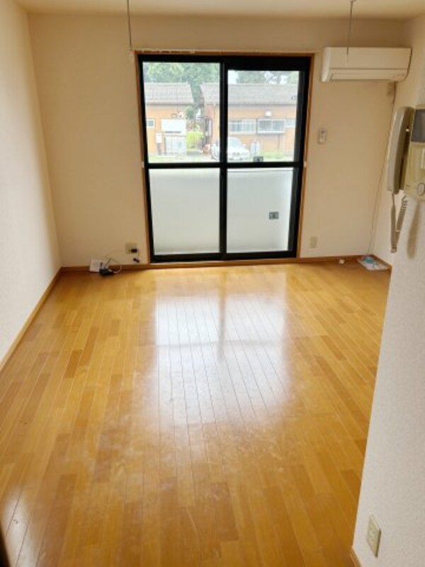 居室(※別部屋の画像です。)