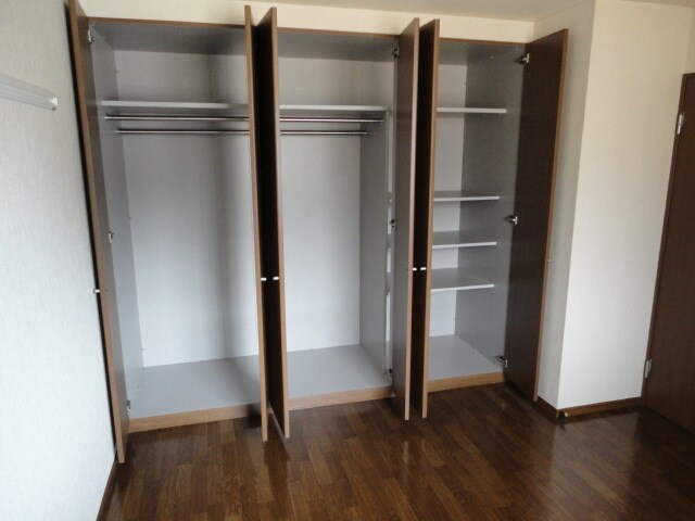 物件内観写真8　(洋室（収納）)