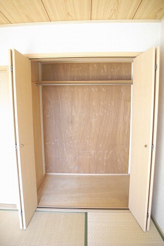 物件内観写真7　(和室収納)