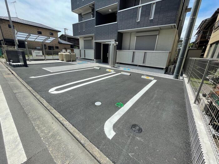 物件外観写真2　(駐車場)