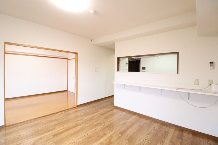 物件内観写真3　(LDK（角度違い）)